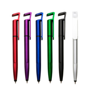 Caneta plástica, comprar caneta touch no rio de janeiro, caneta plástica touch com suporte para celular, caneta inteira colorida com detalhes em preto, caneta com clip plástico aberto usado como suporte para celular, caneta com parte superior com limpador de tela, caneta com anel preto abaixo, caneta parte inferior com detalhes em relevo, caneta acionada por giro